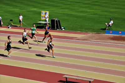 Herrarnas 100 meterslopp på Paavo Nurmi stadion under SFI-mästerskapen. På bilden löper också Johan Grönroos.