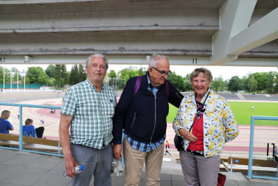 Lars Gullberg, Gösta Björkgren och Sol-Britt Björkgren på Paavo Nurmi stadion vid läktaren. 