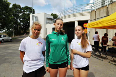 Cindy Lindeberg, Emilia Andersson och Andrea Nyberg bakom Paavo Nurmi stadion. 