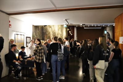 Stora grupper studerande som är på studiemässa i en lokal. På bilden syns flera personer med ryggen till som bekantar sig med olika föreningar som har sina stånd i lokalen. 