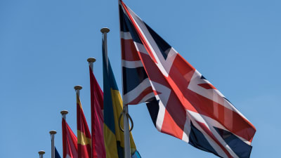 Den brittiska flaggan tillsammans med flaggor från Eu-länder.