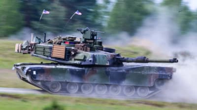 En M1 Abrams-stridsvagn under en tävling mellan pansarbataljoner i Grafenwöhr i Tyskland.
