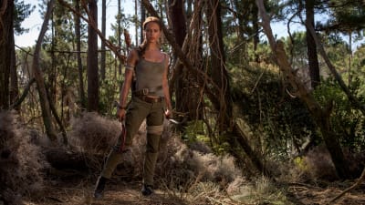 Lara Croft poserar i skogen.