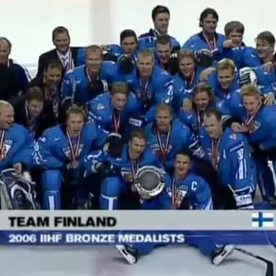 Suomen jääkiekkomaajoukkue yhteiskuvassa voitettuaan pronssia