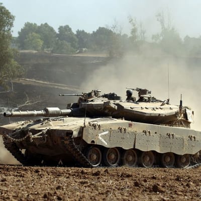 Israelin panssarivaunu partioi Gazan rajalla.