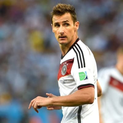 Saksan Miroslav Klose lähikuvassa.