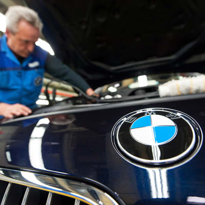 Asentaja työssään BMW:n Dingolfingin tehtaalla Saksassa.