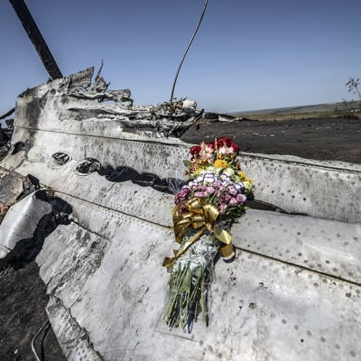 26. heinäkuuta otettu valokuva lentokoneen hylylle tuodusta kukkaseppeleestä Ukrainassa.