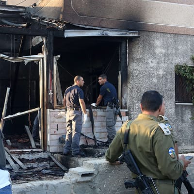 Israelilaiset turvajoukot tutkimassa äärikansallismielisten juutalaisten polttamaa taloa Dumassa 31. heinäkuuta.