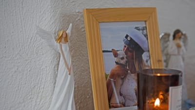 Lars Backlund tänder varje dag ett ljus vid fotografiet av sin dotter Cecilia Backlund.