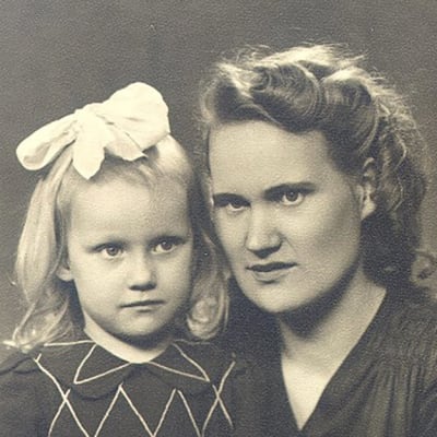 Tarja Halonen lapsena äitinsä Lyyli Loimolan kanssa potrettikuvassa.