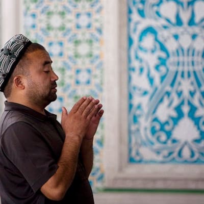 Etniseen vähemmistöön kuuluva islaminuskoinen uiguuri rukoilee moskeijassa Kashgarissa Koillis-Kiinan Xinjiangissa lokakuussa 2008.