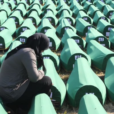 Bosnialainen nainen suri hauta-arkkujen luona Potocarin muistopaikalla Srebrenicassa. Yhteensä 520 uudelleentunnistettua ruumista haudattiin joukkosurman 17-vuotismuistopäivän yhteydessä.