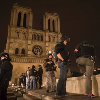 Aseistautuneet poliisit partioivat Notre Damen katetdraalin luona Pariisissa.