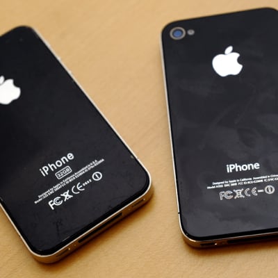 Väärennetty (vas.) ja oikea Applen iPhone-älypuhelin.