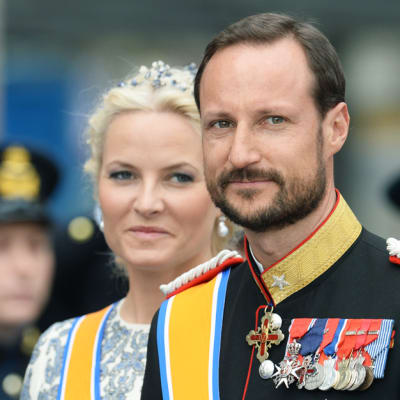 Norjan kruununprinssi Haakon ja prinsessa Mette-Marit osallistuivat kruunajaistilaisuuteen .