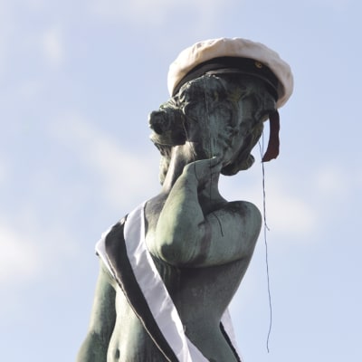 Helsingissä Mantan patsas sai lakin kutreilleen, Vappuaaton viettoa Helsingissä 30. huhtikuuta 2013. 