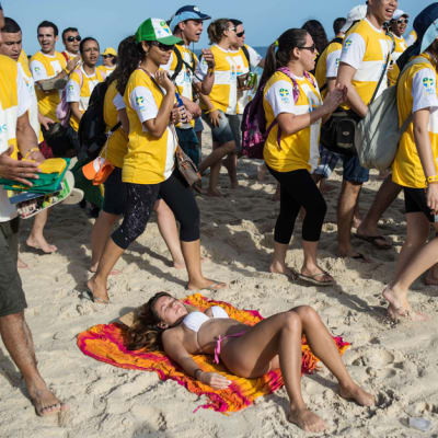 Nuoret uskovaiset kävelivät Rio de Janeiron Ipanema-rannan halki katsomaan paavin vierailua katolisten nuorten tapahtumassa 21. heinäkuuta.