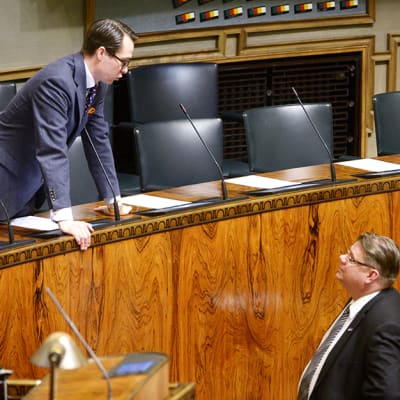 Puolustusministeri Carl Haglund ja kansanedustaja Timo Soini eduskunnan suullisella kyselytunnilla 13. helmikuuta.