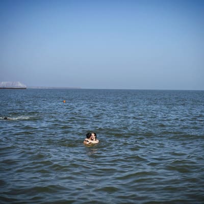 Nuori pari syleilee Mustassa meressä, Ukrainan kaakkoisrannikolla 18. toukokuuta.