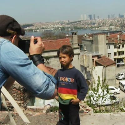 Esa Ylijääskö kuvaa Istanbulissa lasta.