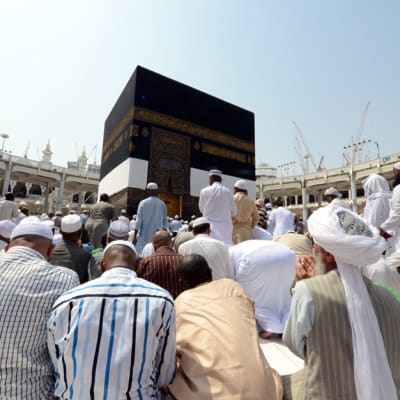 Miehiä rukoilemassa Mekan suuressa moskeijassa
