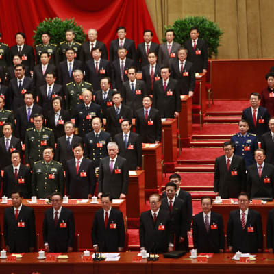 Kiinan kommunistisen puolueen johtajia puuoluekokouksen päätösseremoniassa.