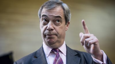 Brexitpartiets ledare Nigel Farage pekar upp i luften. 