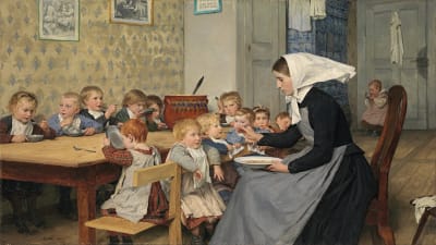 Målning av barn i en matsal som äter med skedar från sina tallrikar. I förgrunden en kvinna som matar ett av barnen med sked.