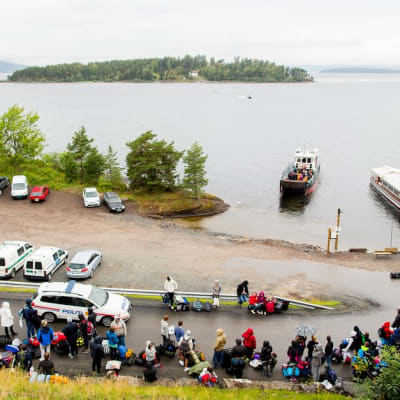 Nuoret odottavat MS Thorbjoern lautan vievän heidät Utøyan saarelle.