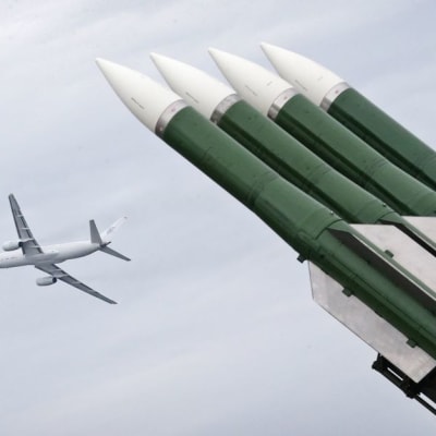 Ohjuksia, taustalla Tupolev-kone.