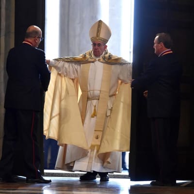 Paavi avaa Pietarinkirkon pyhän oven.