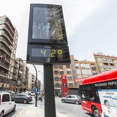 Lämpömittari näyttää 42 asteen lämpötilaa kadulla Murciassa, Espanjassa, toukokuussa 2015. 