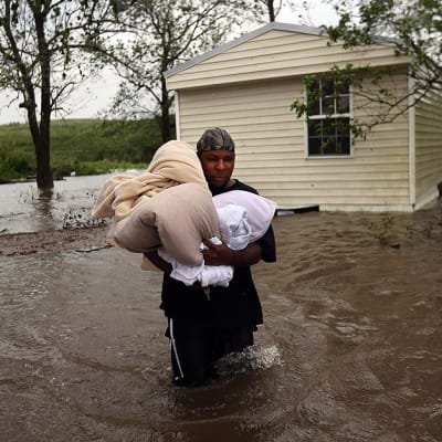 Plaqueminesin alueella asuva Errol Ragas kantaa tavaroitaan turvaan Isaac-myrskyn nostattaman tulvan valtaamasta kodistaan.