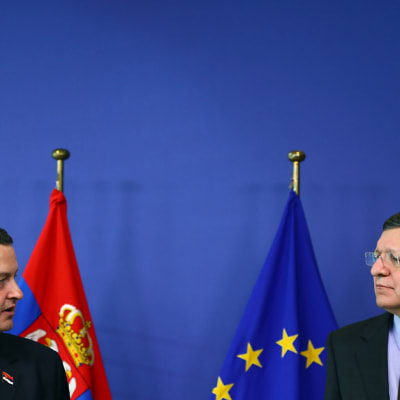 Serbian pääministeri Ivica Dacic ja EU:n puheenjohtaja Jose Manuel Barroso lehdistötilaisuudessa 26. kesäkuuta 2013.