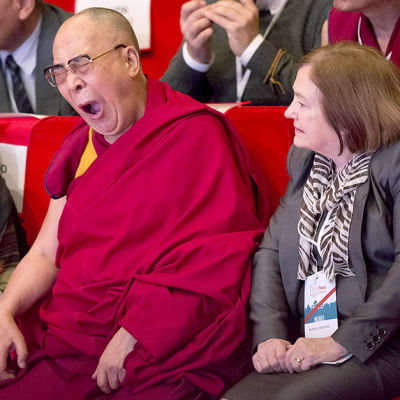 Dalai Lama haukottelee katsomossa