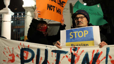 Protest i Warszawa mot ryskt angrepp på ukrainska fartyg i Kertjsundet.