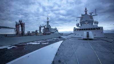 Olycksfartyget, fregatten KNM Helge Ingstad ligger vid sidan om ett militärt tankfartyg