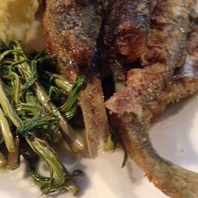 Ruoka-annos lautasella.
