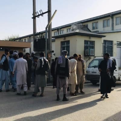 Folkmassa samlad nära platsen för bombdådet som riktade sig mot en moské i Kunduz.