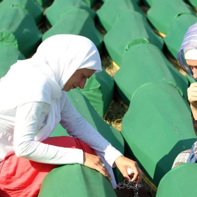 Bosnialaisia musliminaisia Srebrenican joukkotuhon 17. vuosipäivänä Potocarin hautausmaalla.