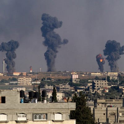 Savupilvet nousevat Israelin Gazassa sijaitsevan Rafahin lentokentälle tehdyn ilmaiskun seurauksena 7. heinäkuuta 2014.
