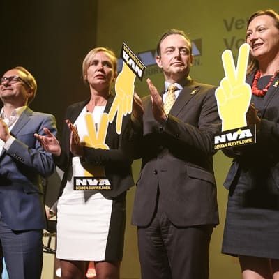 Nieuv Vlaamse Alliantie -puolueen johtaja Bart De Wever puolueensa ehdokkaiden kanssa puoluekokouksessa.