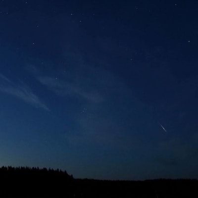 Perseidien meteorisuihku yötaivaalla. 