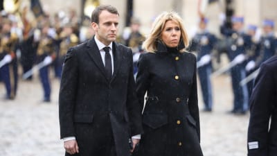 President Macron hyllar modig polis 