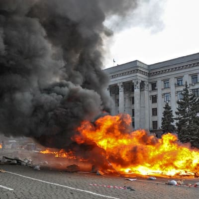 Ukrainalaiset kannattajat polttavat venäjämielisten telttaleirin ammattiliittojen rakennuksen edessä Odessassa 2. toukokuuta.