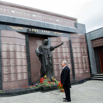 Mies tutkii sotamuistomerkkiä Chisinaun kaupungissa Transnistriassa. 