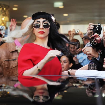 Lady Gaga fanien ja kuvaajien piirittämänä.