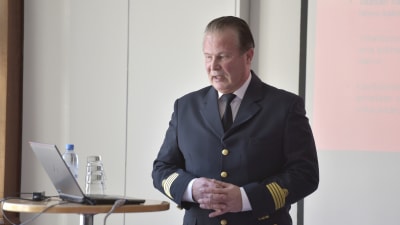 Kari Pastuhov från Vasa nödcentral talar på presskonferens om nya datasystemet Erica.