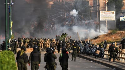 Polisen försöker stoppa demonstranter i Bolivia.